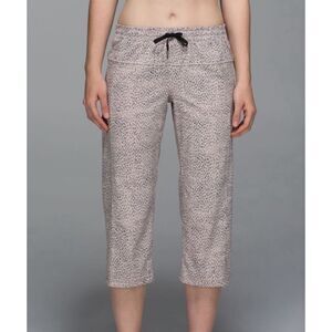 Lululemon Step Lively Crop in Dottie Dash Grain Black NWT Size 6‎